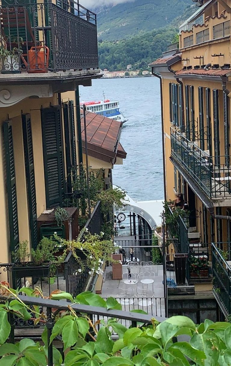 Bellagio, pearl of Lake Como: among enchanted alleys and flower-filled balconies, discover the authentic charm of a timeless village.